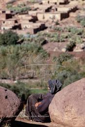 Image du Maroc Professionnelle de  Un berger berbère du haut Atlas vêtu par son djellaba s'incruste dans les roches de montagnes à proximité de la vallée de l'Ourika, Samedi 22 Février 1987. (Photo / Abdeljalil Bounhar)